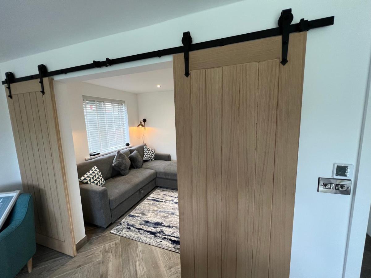 Stylish Modern Home With Parking Enclosed Garden 霍利黑德 外观 照片
