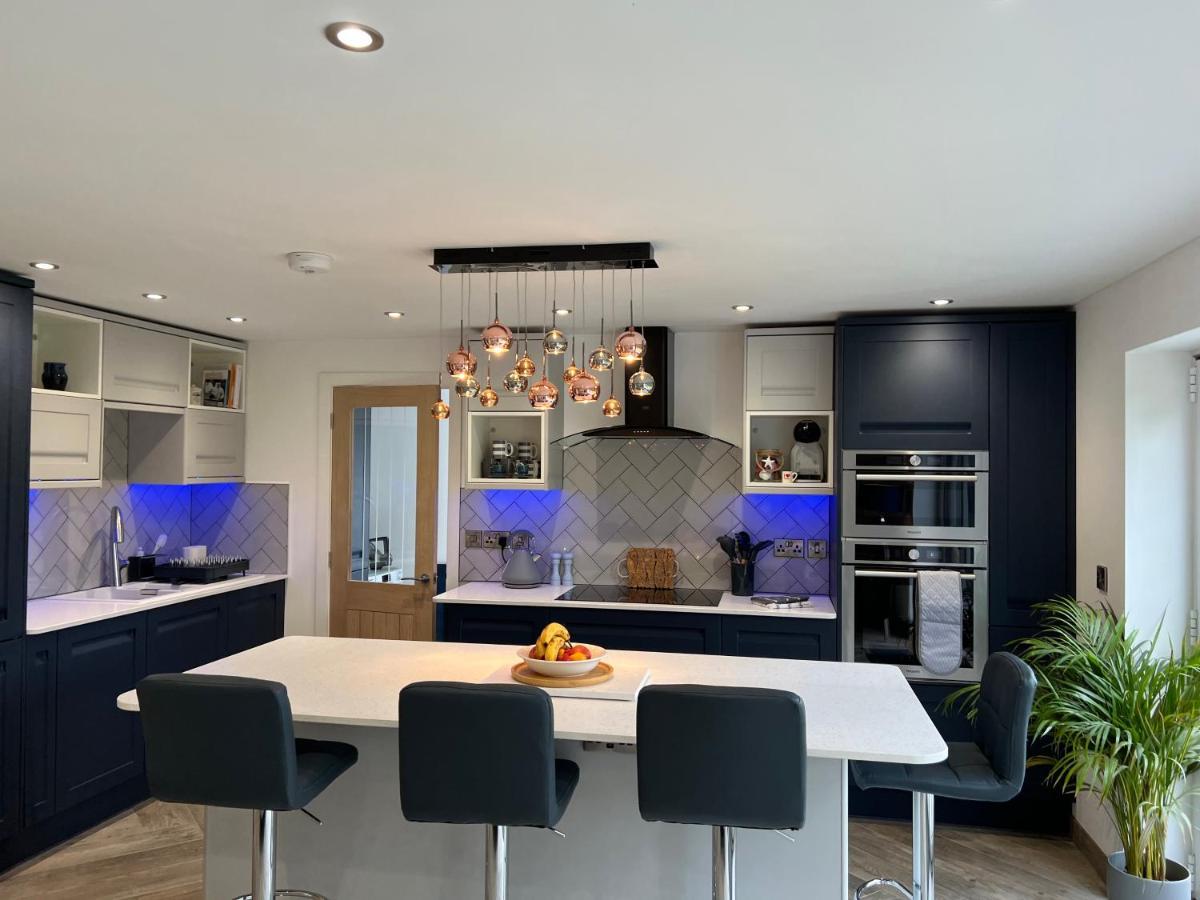 Stylish Modern Home With Parking Enclosed Garden 霍利黑德 外观 照片
