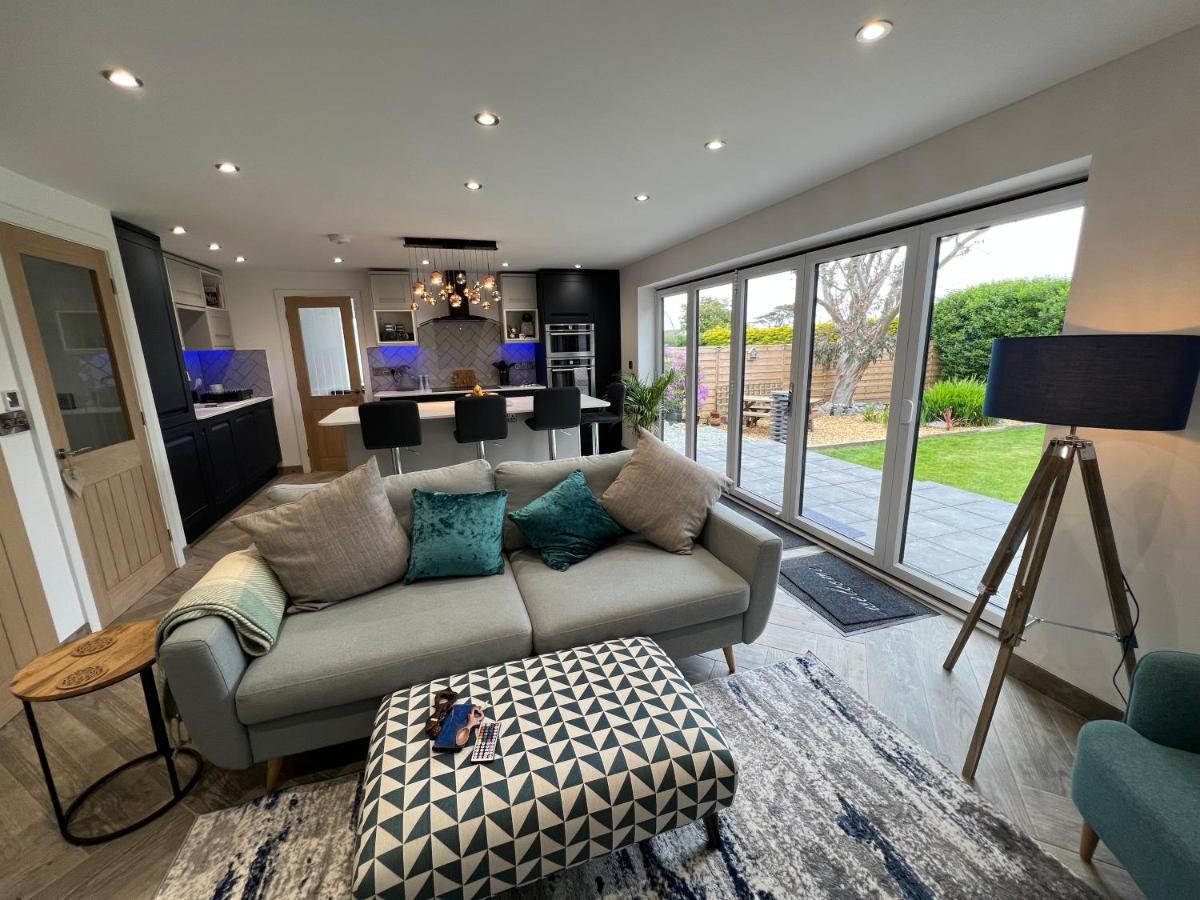 Stylish Modern Home With Parking Enclosed Garden 霍利黑德 外观 照片