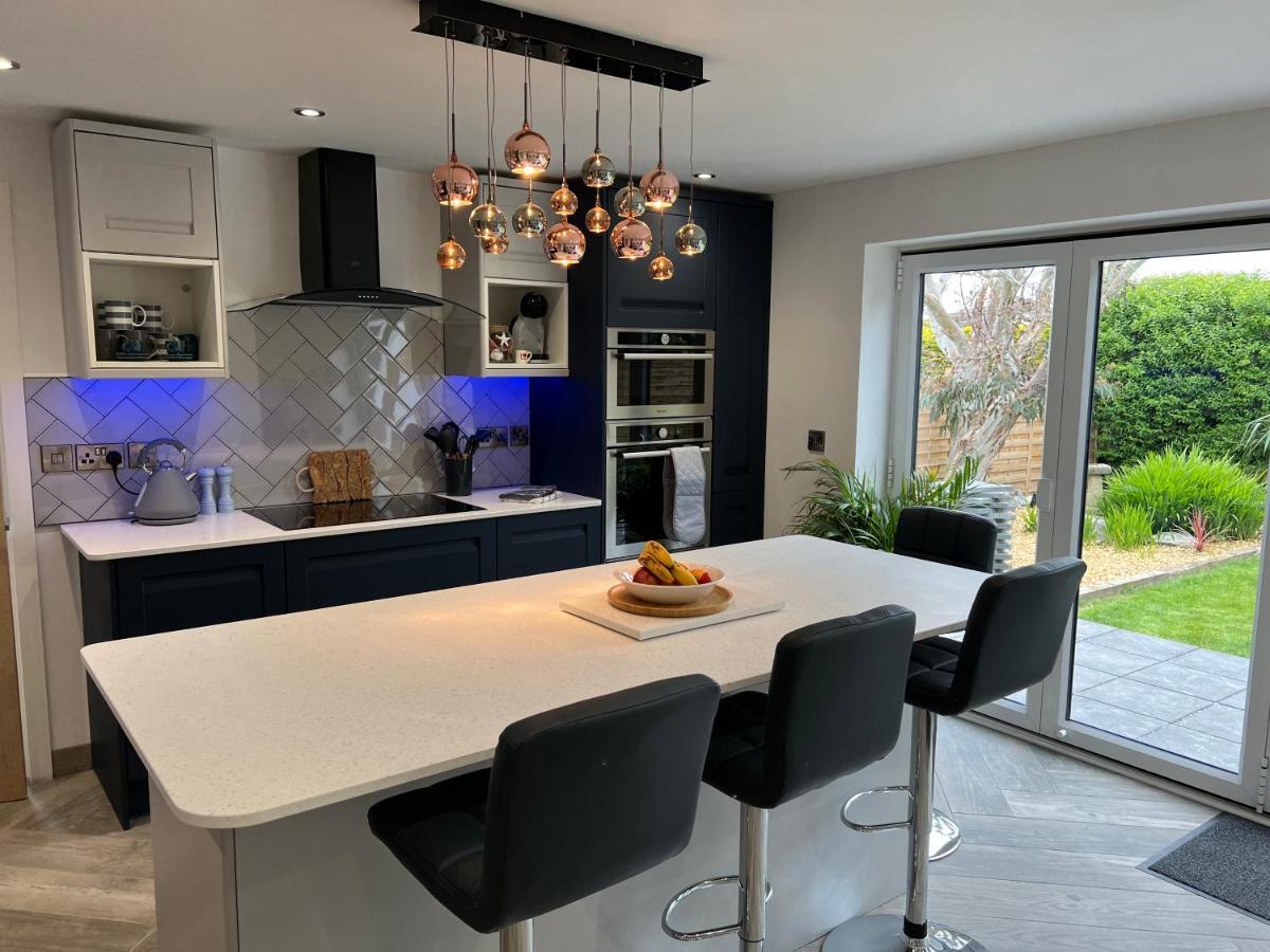 Stylish Modern Home With Parking Enclosed Garden 霍利黑德 外观 照片
