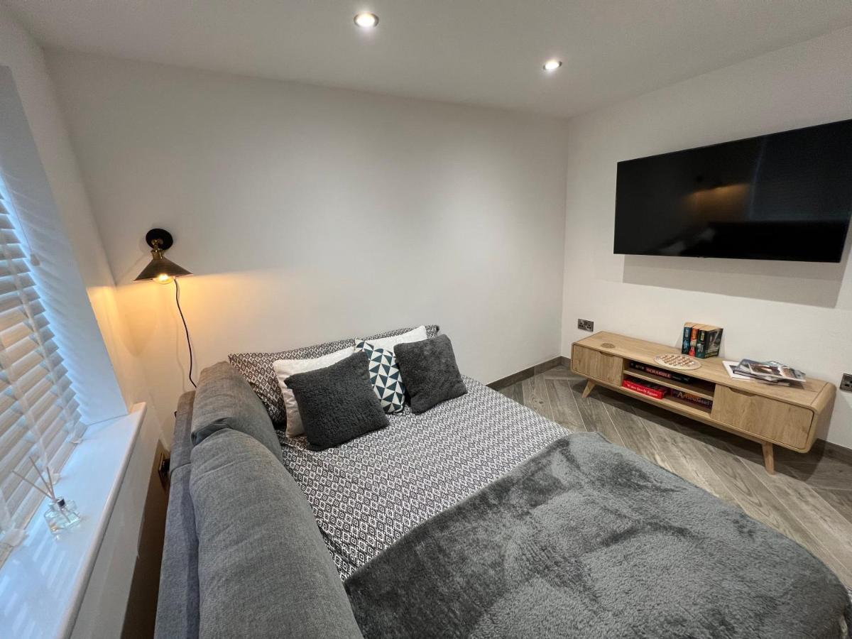 Stylish Modern Home With Parking Enclosed Garden 霍利黑德 外观 照片