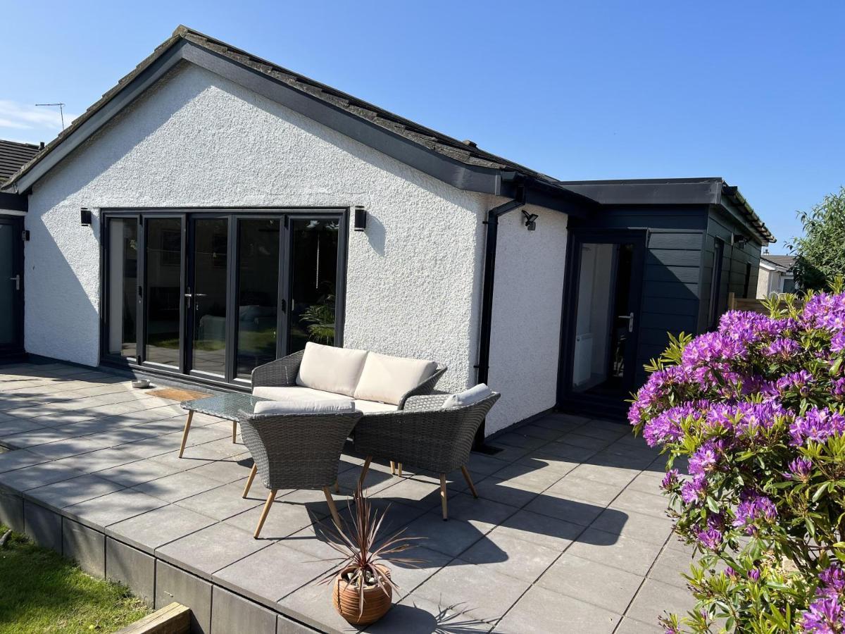 Stylish Modern Home With Parking Enclosed Garden 霍利黑德 外观 照片