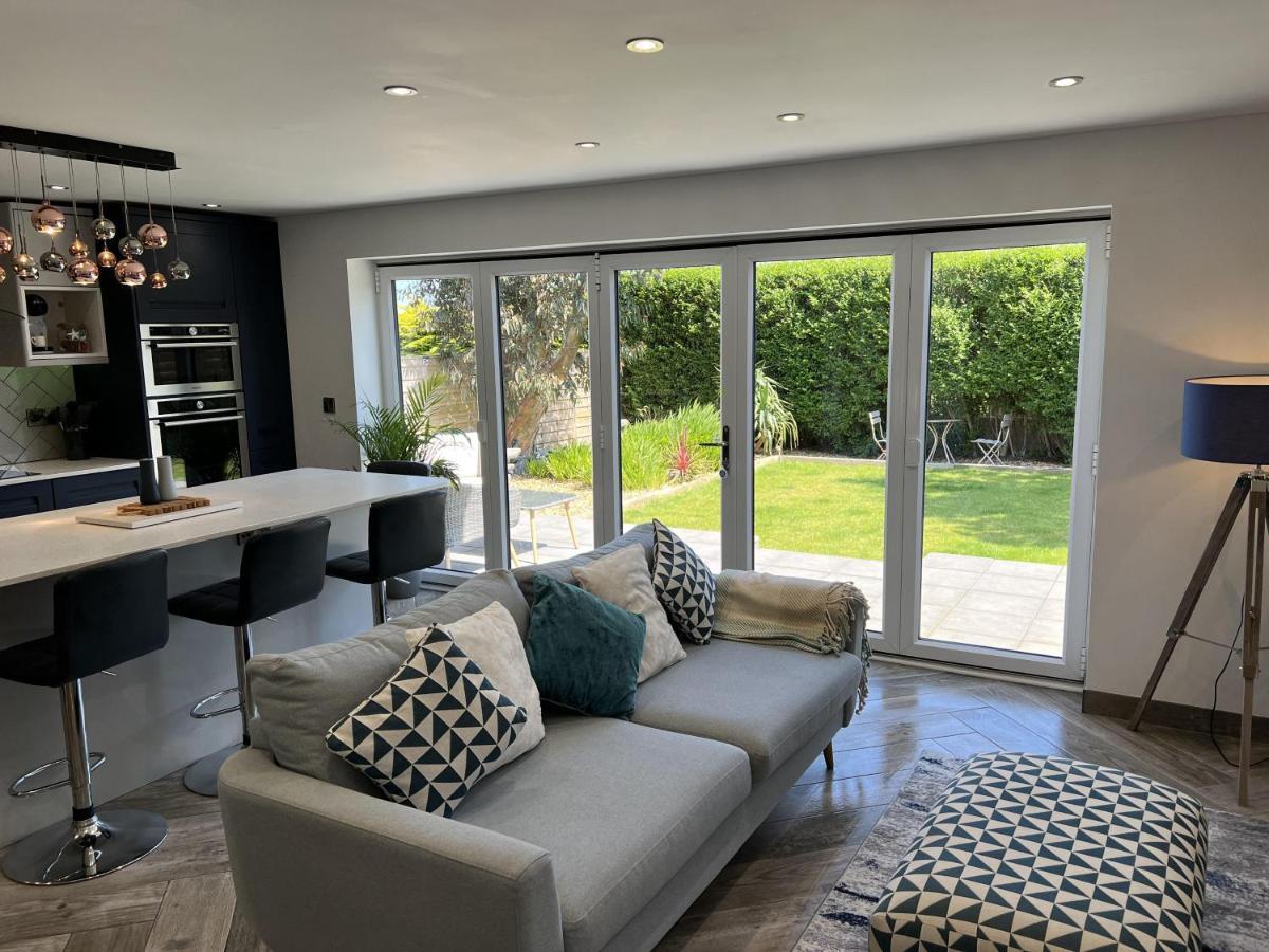 Stylish Modern Home With Parking Enclosed Garden 霍利黑德 外观 照片