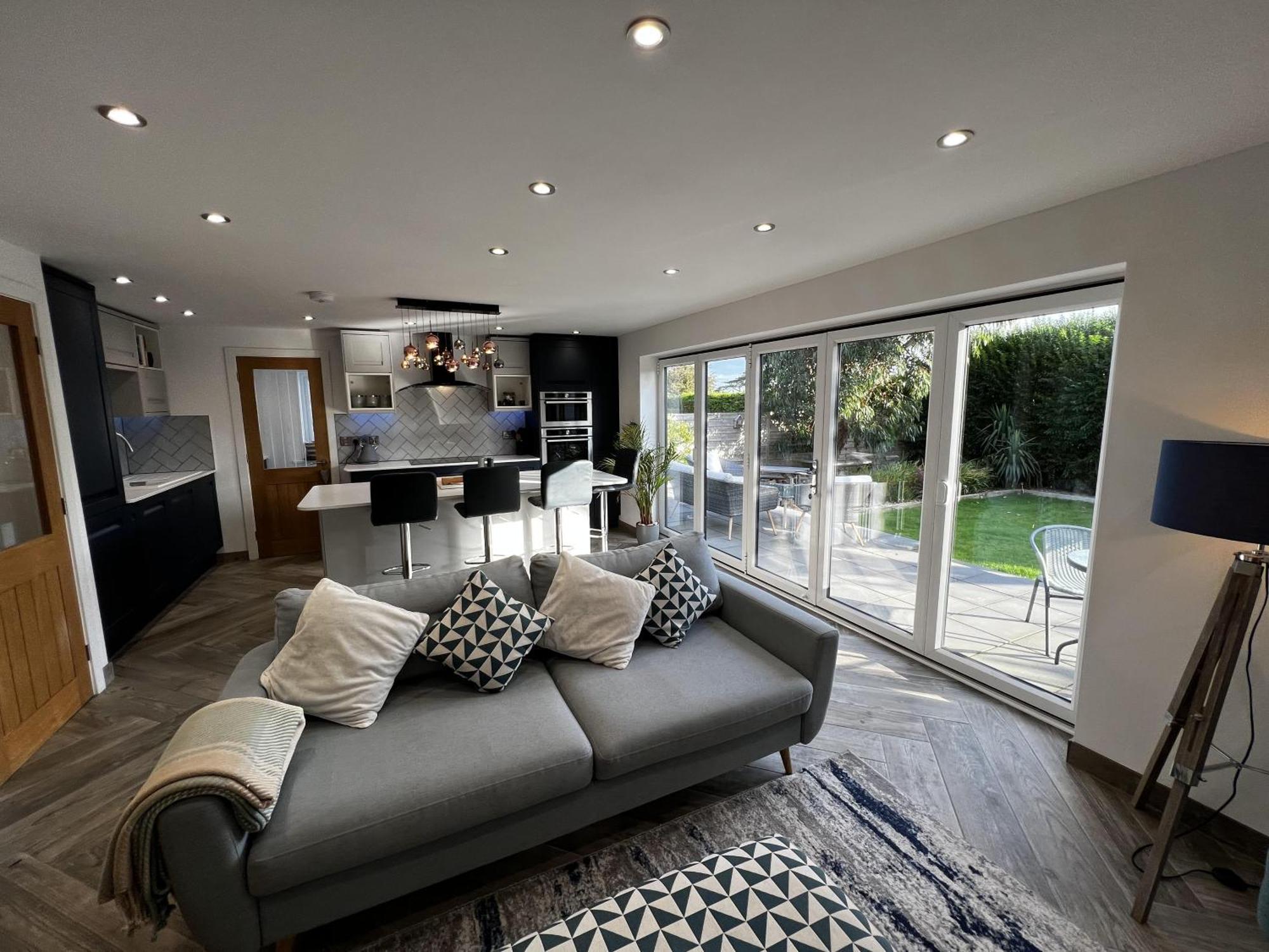 Stylish Modern Home With Parking Enclosed Garden 霍利黑德 外观 照片