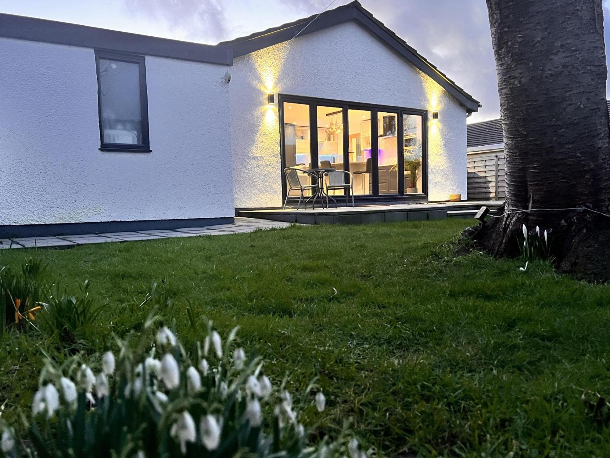 Stylish Modern Home With Parking Enclosed Garden 霍利黑德 外观 照片