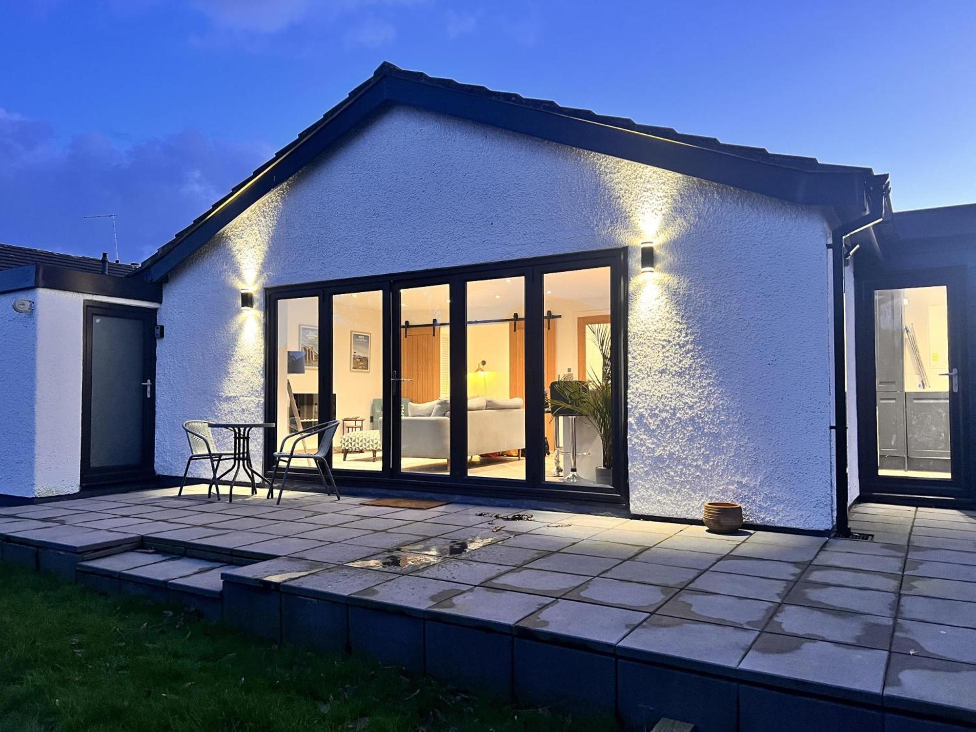 Stylish Modern Home With Parking Enclosed Garden 霍利黑德 外观 照片