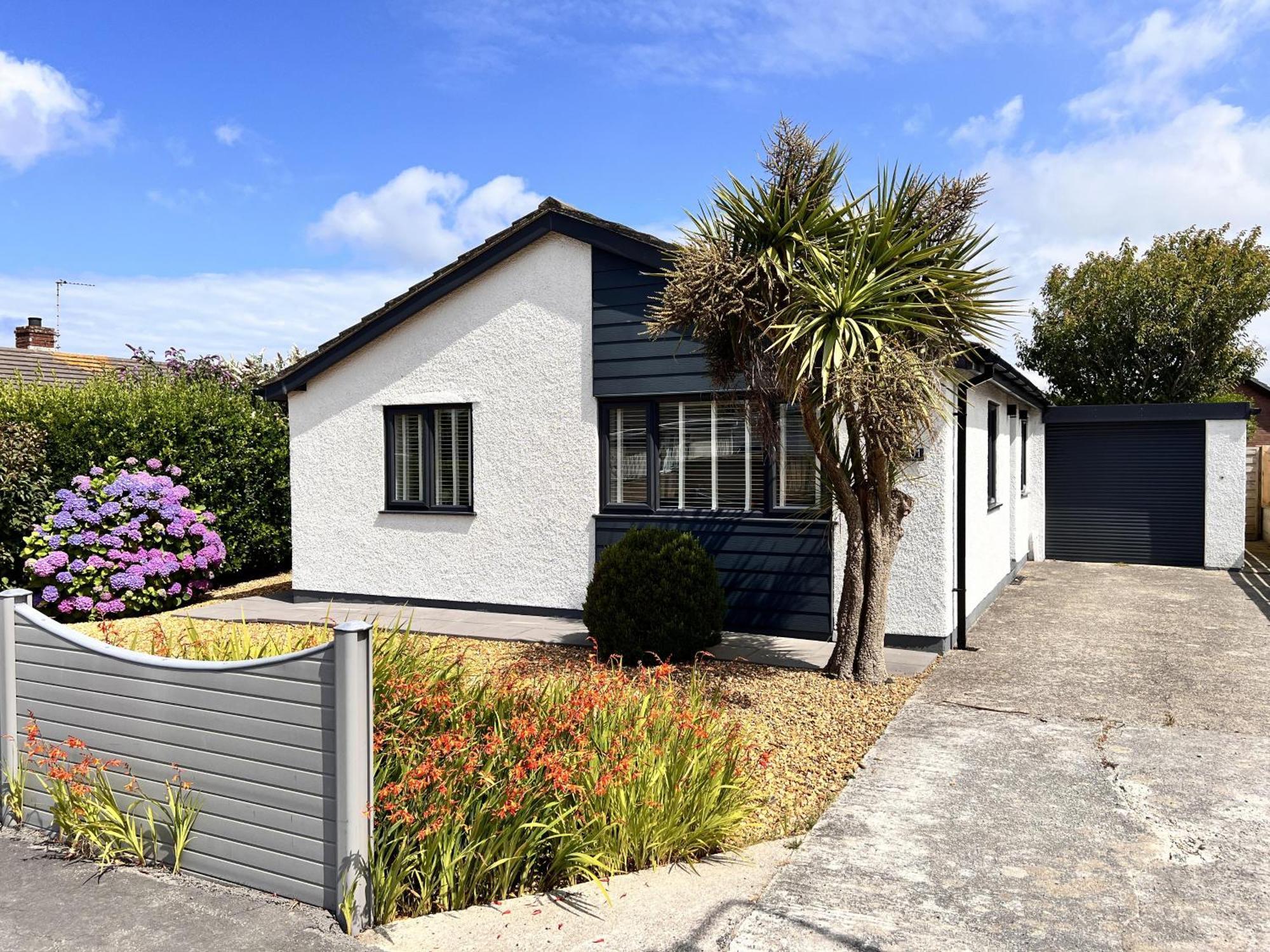 Stylish Modern Home With Parking Enclosed Garden 霍利黑德 外观 照片
